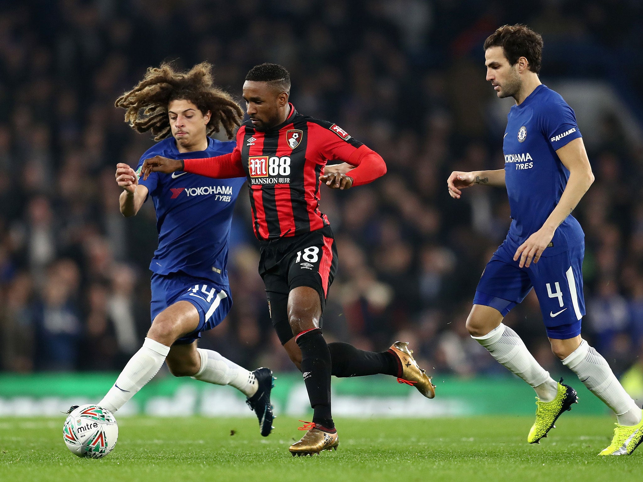 Ethan Ampadu readies to make a challenge on Jermain Defoe