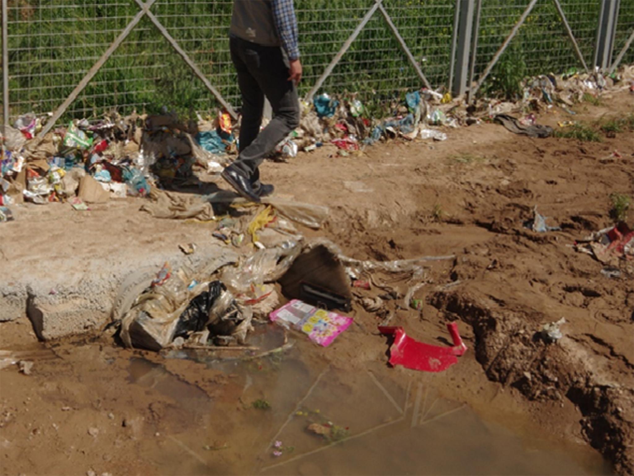 Darashakran refugee camp, Kurdistan region of Iraq: discarded waste as a stream leaves the camp (Simon Watkins)