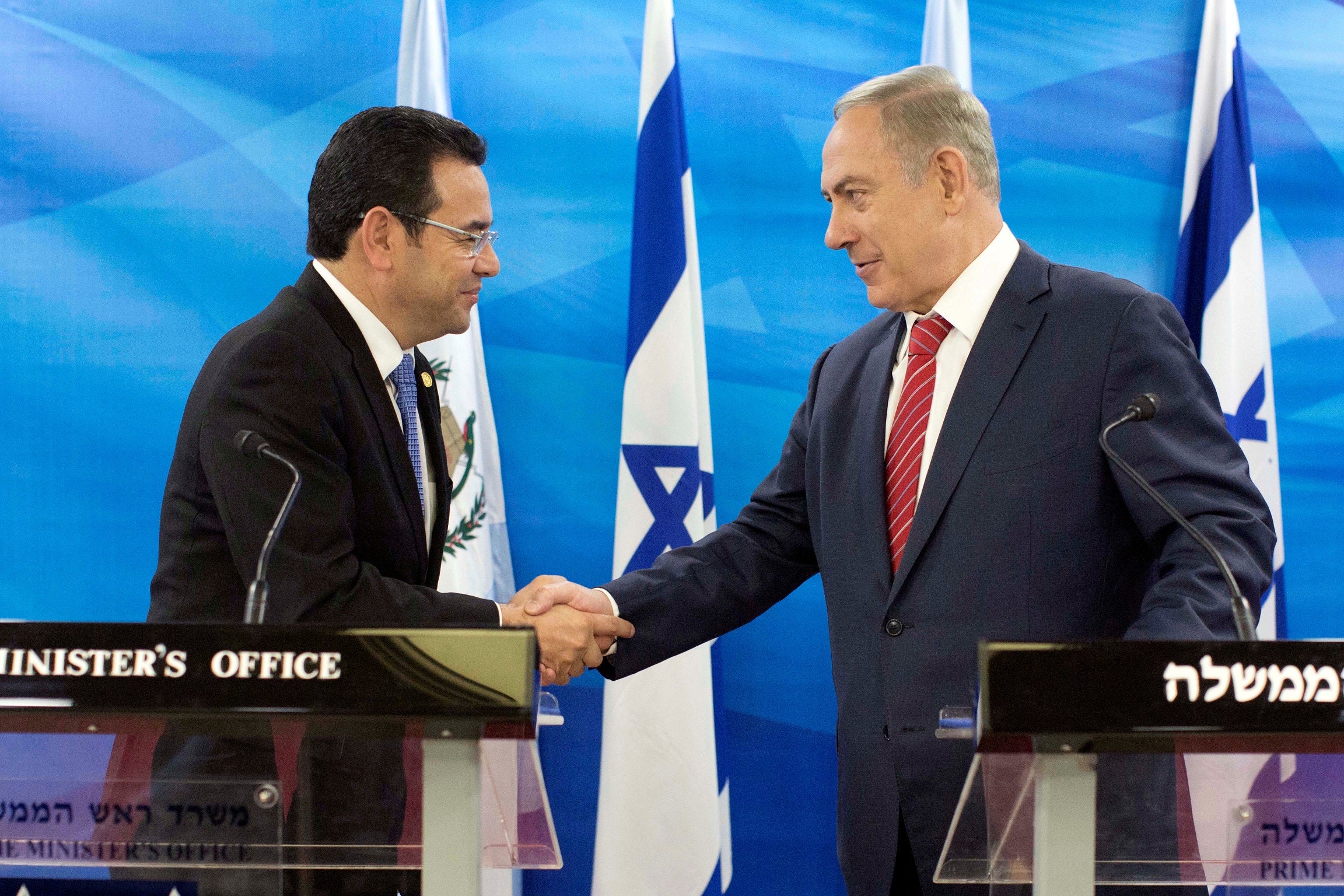 Guatemalan President Jimmy Morales and Israeli Prime Minister Benjamin Netanyahu met in Jerusalem in November 2016