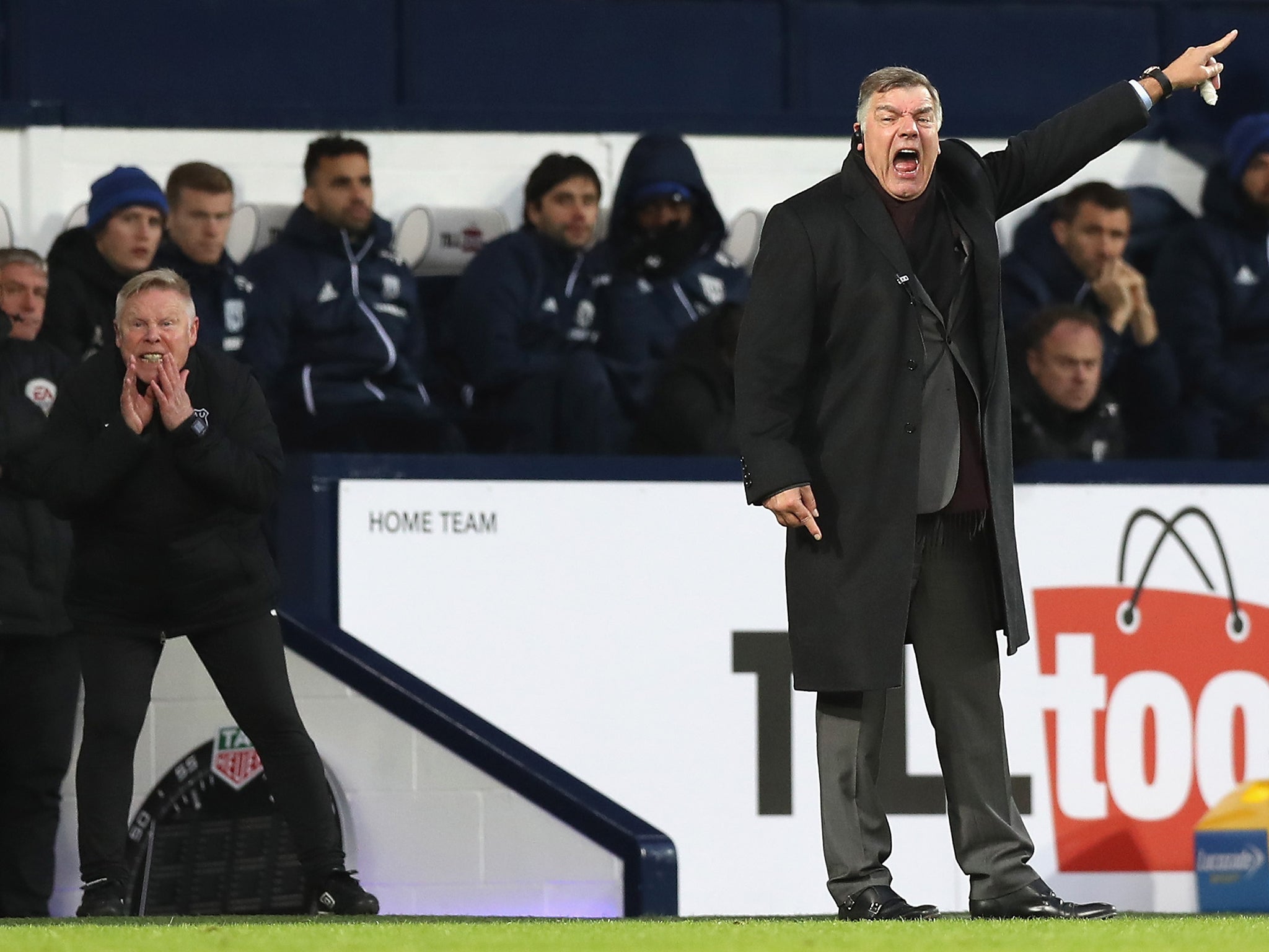 Sam Allardyce shouts instructions to his Everton players