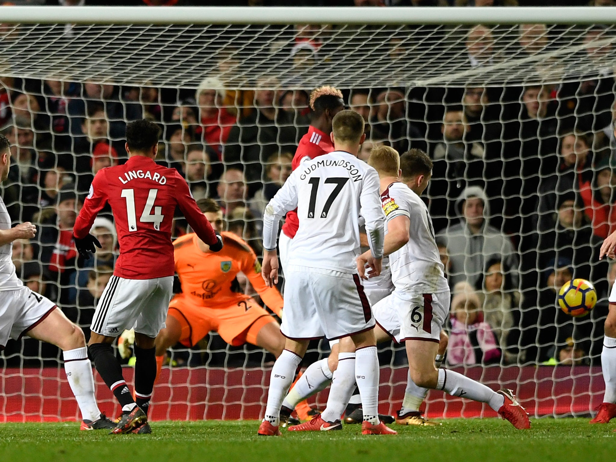 Lingard fires in United's equaliser to split the points