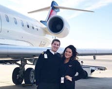 Pilot proposes to flight attendant girlfriend in front of passengers