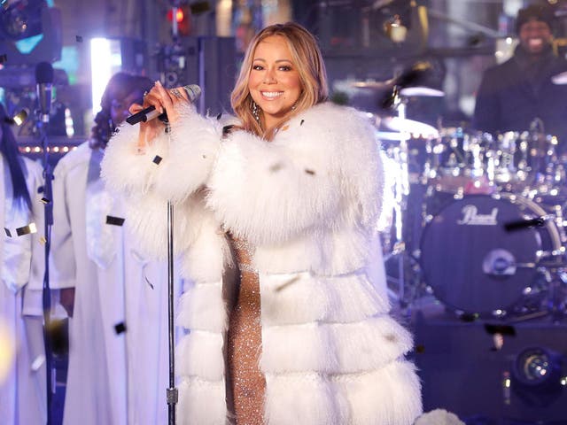 Mariah Carey performs at Times Square on New Year’s Eve (T