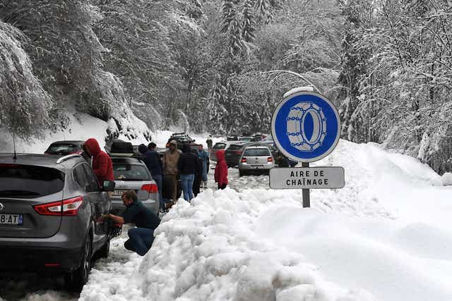 Snow disrupted journeys across the French Alps