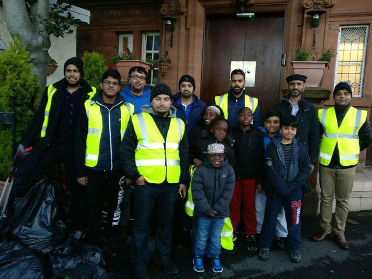 Muslim youth group spends New Year's Day cleaning streets across UK ...