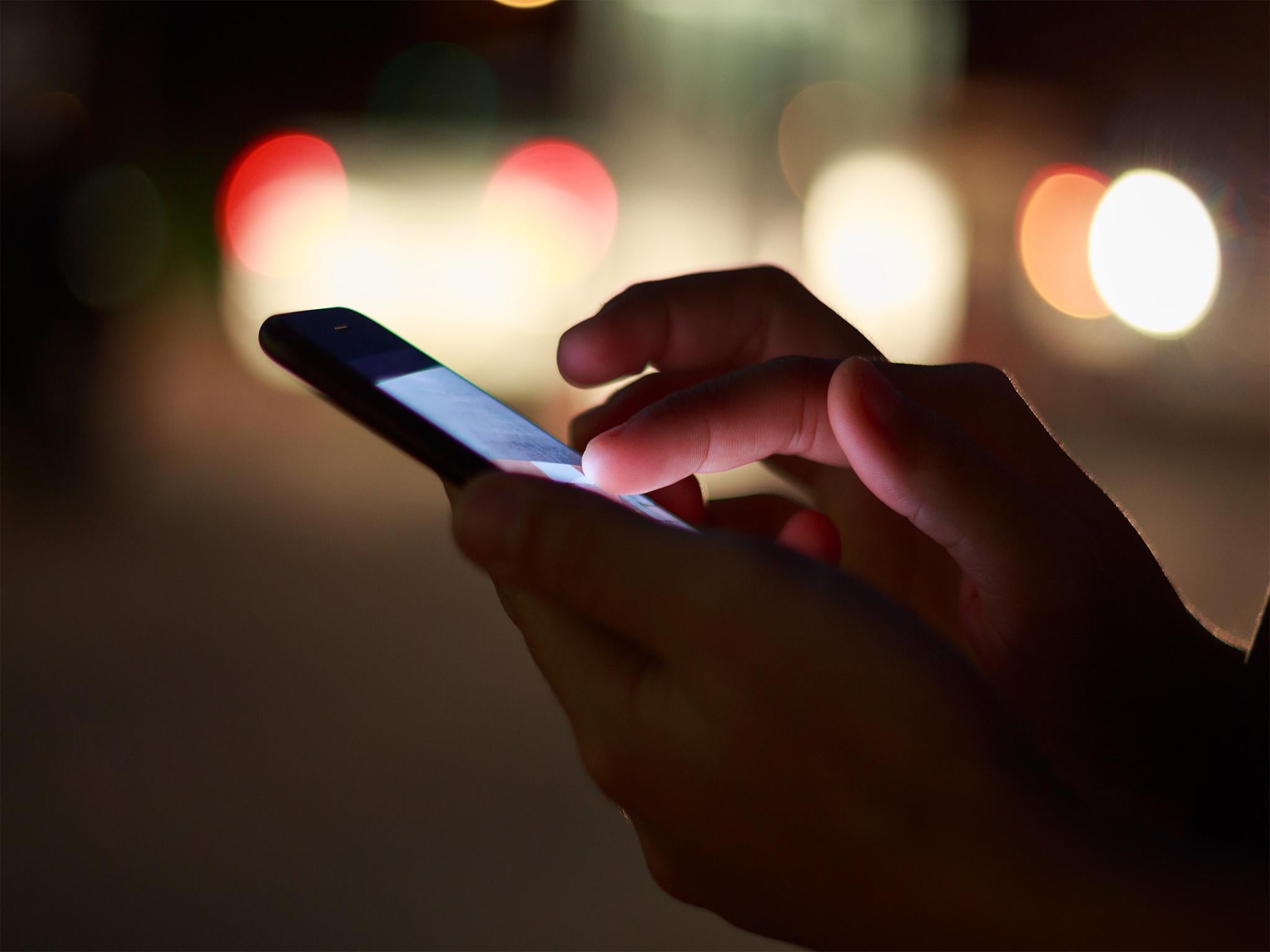 Looking at your mobile after sunfall can disrupt sleep according to research