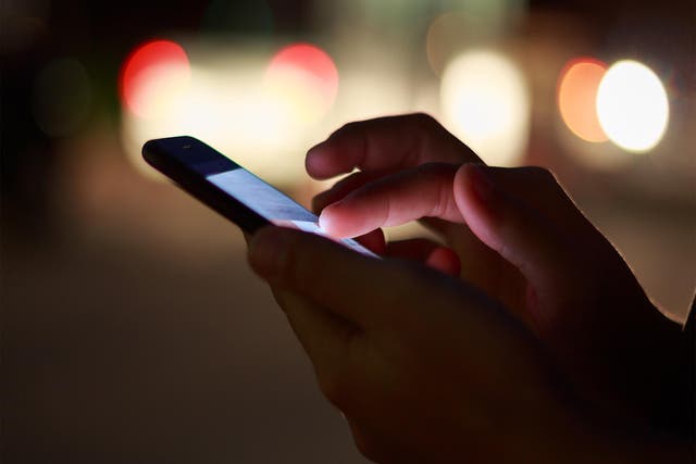 Looking at your mobile after sunfall can disrupt sleep according to research