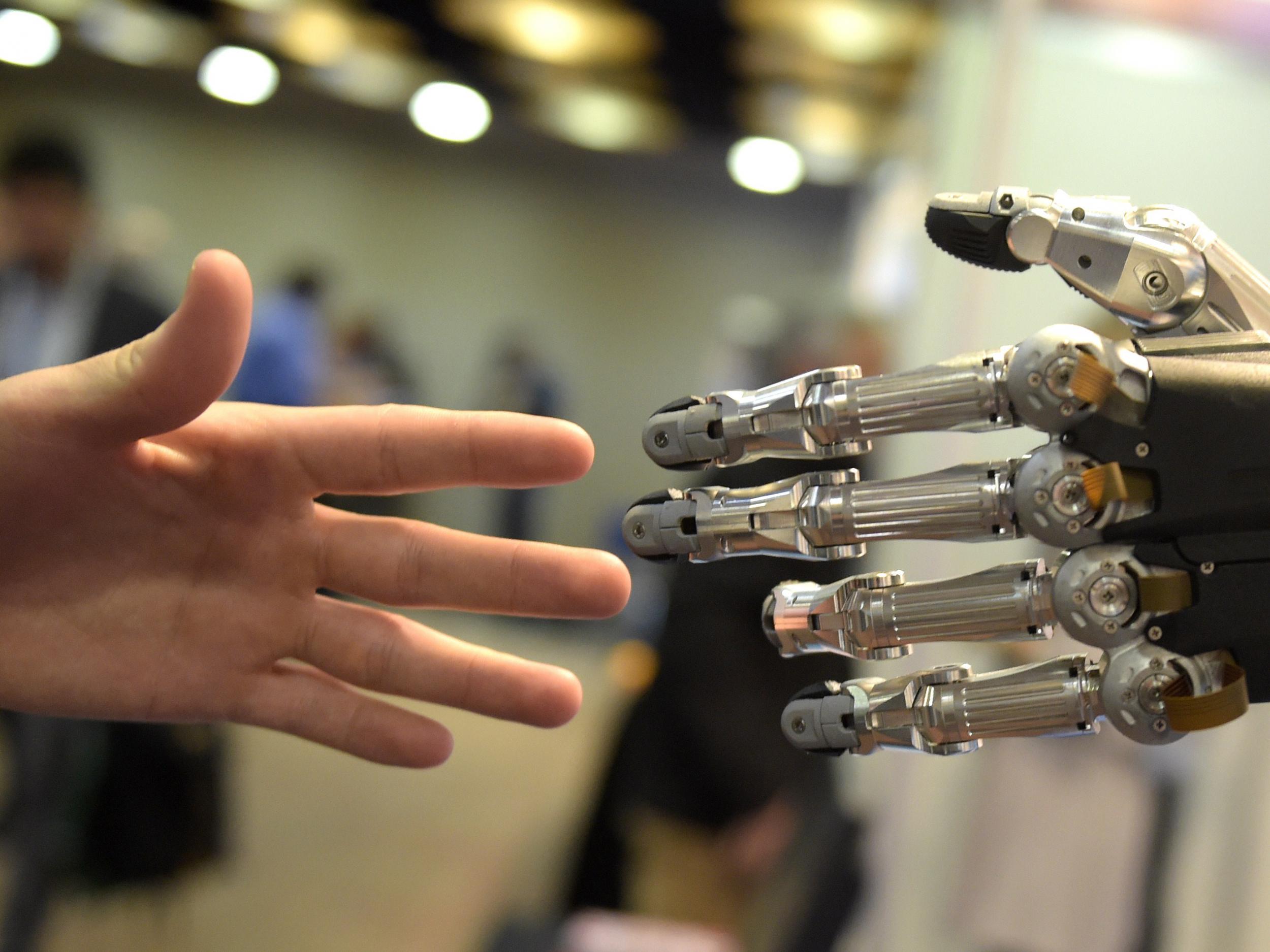 Купить роборуку. Рука робота. Робо рука. Рука робота робототехника. Рука робота и человека.