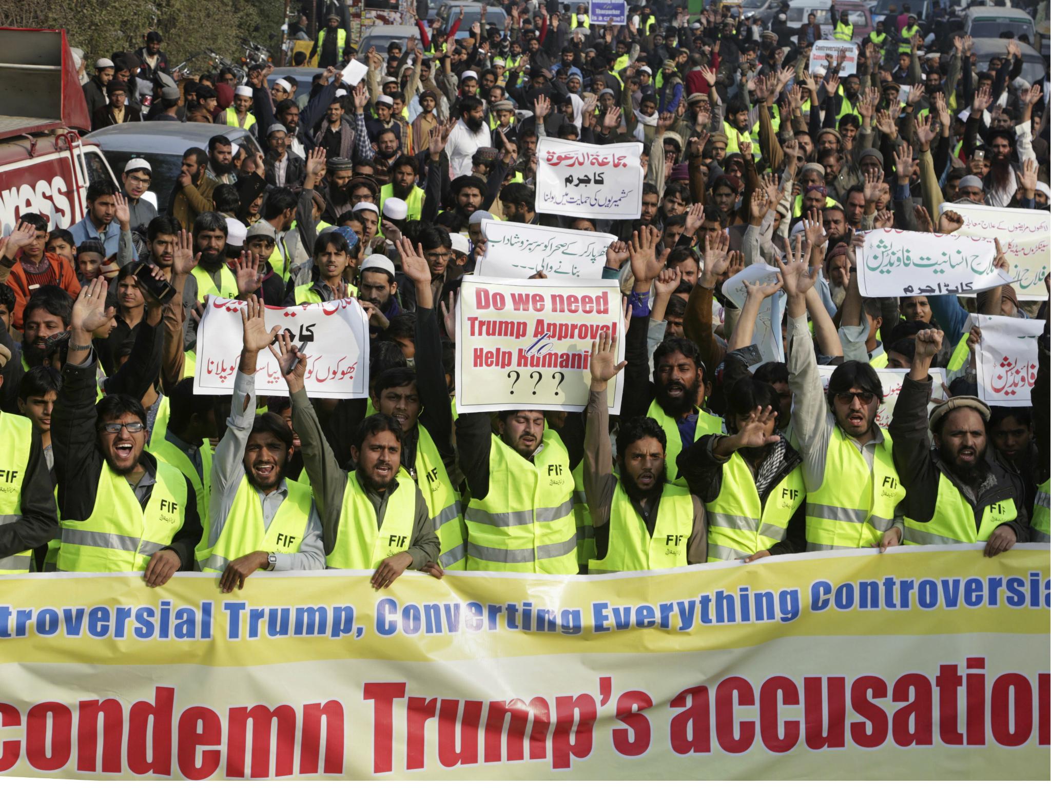 Supporters of Pakistani religious groups rally against US President Donald Trump in Lahore, Pakistan 2 January 2018.