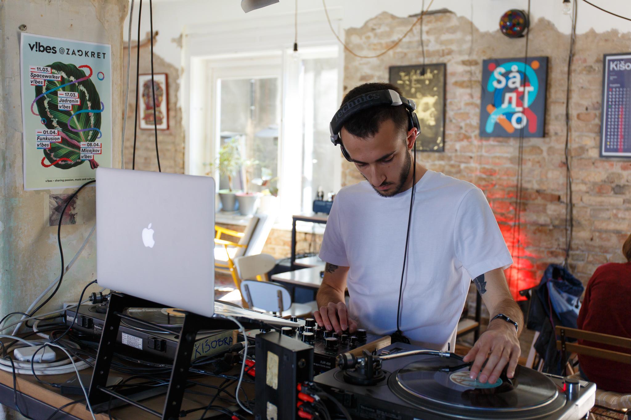 A DJ spinning at Zaokret