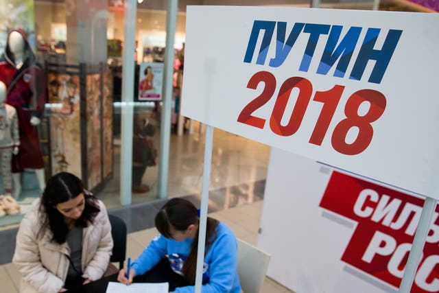 Collecting signatures to support Vladimir Putin’s 2018 Russian presidential election. The sign reads 'Putin 2018'
