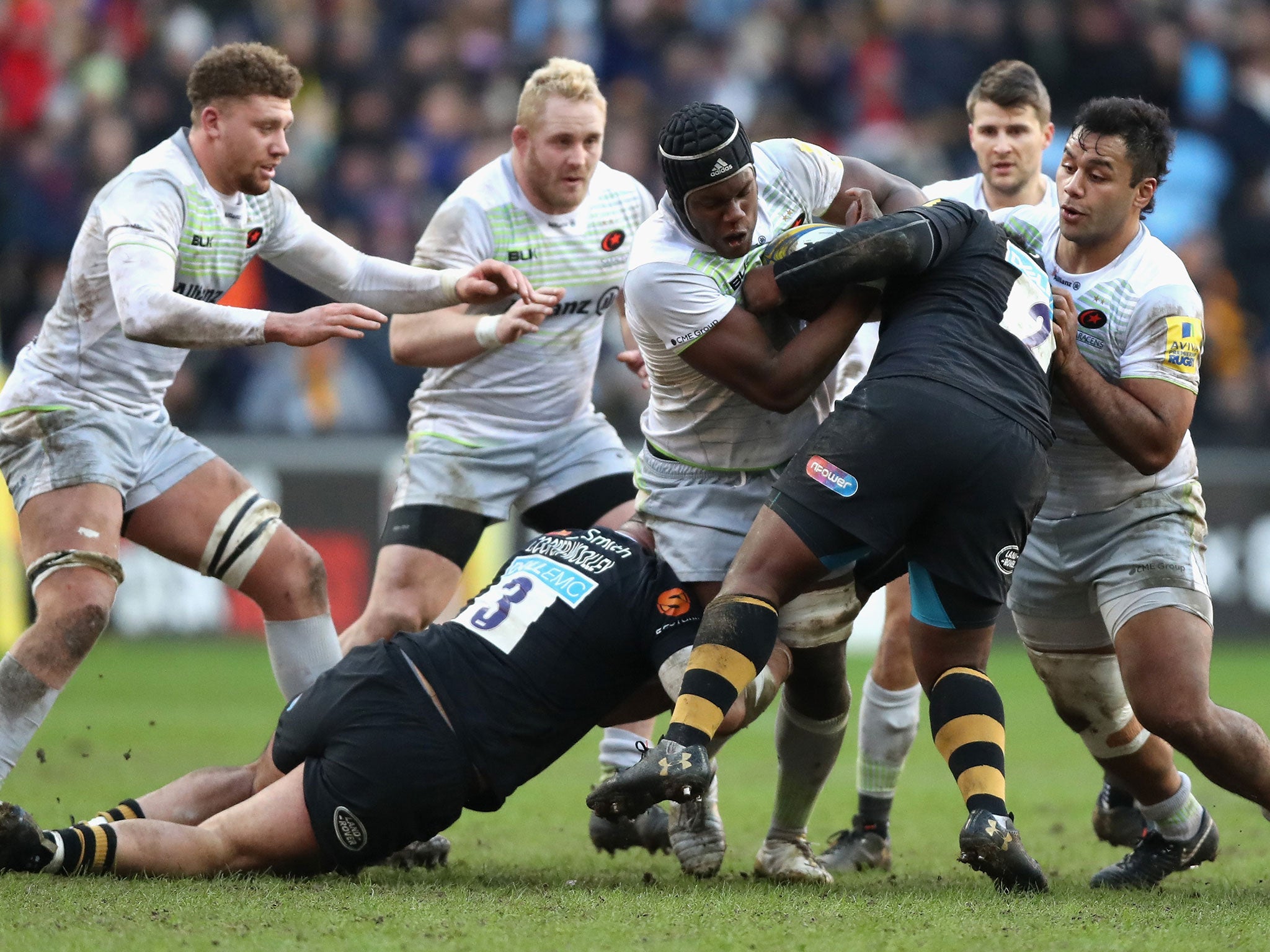 Maro Itoje attempts to break through a Wasps tackle