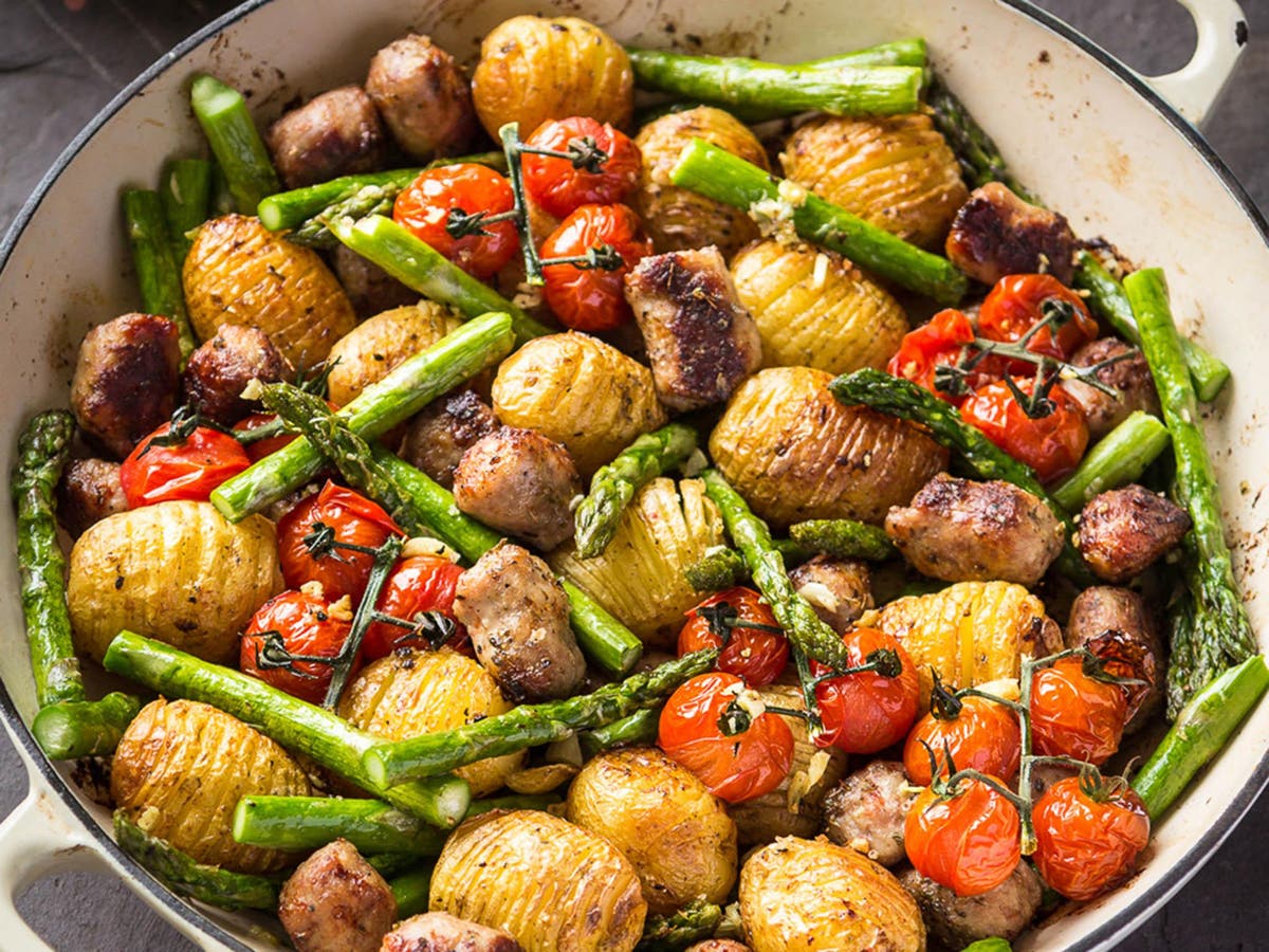 How to make a one pan sausagemeatball roast with asparagus The