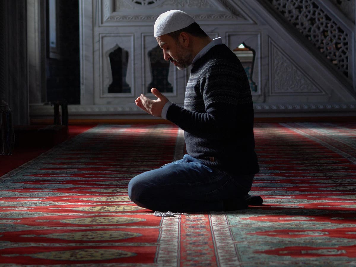 Имам в молитве. Мусульманин молится. Люди в мечети. Что такое намаз у мусульман. Мужчина в мечети.