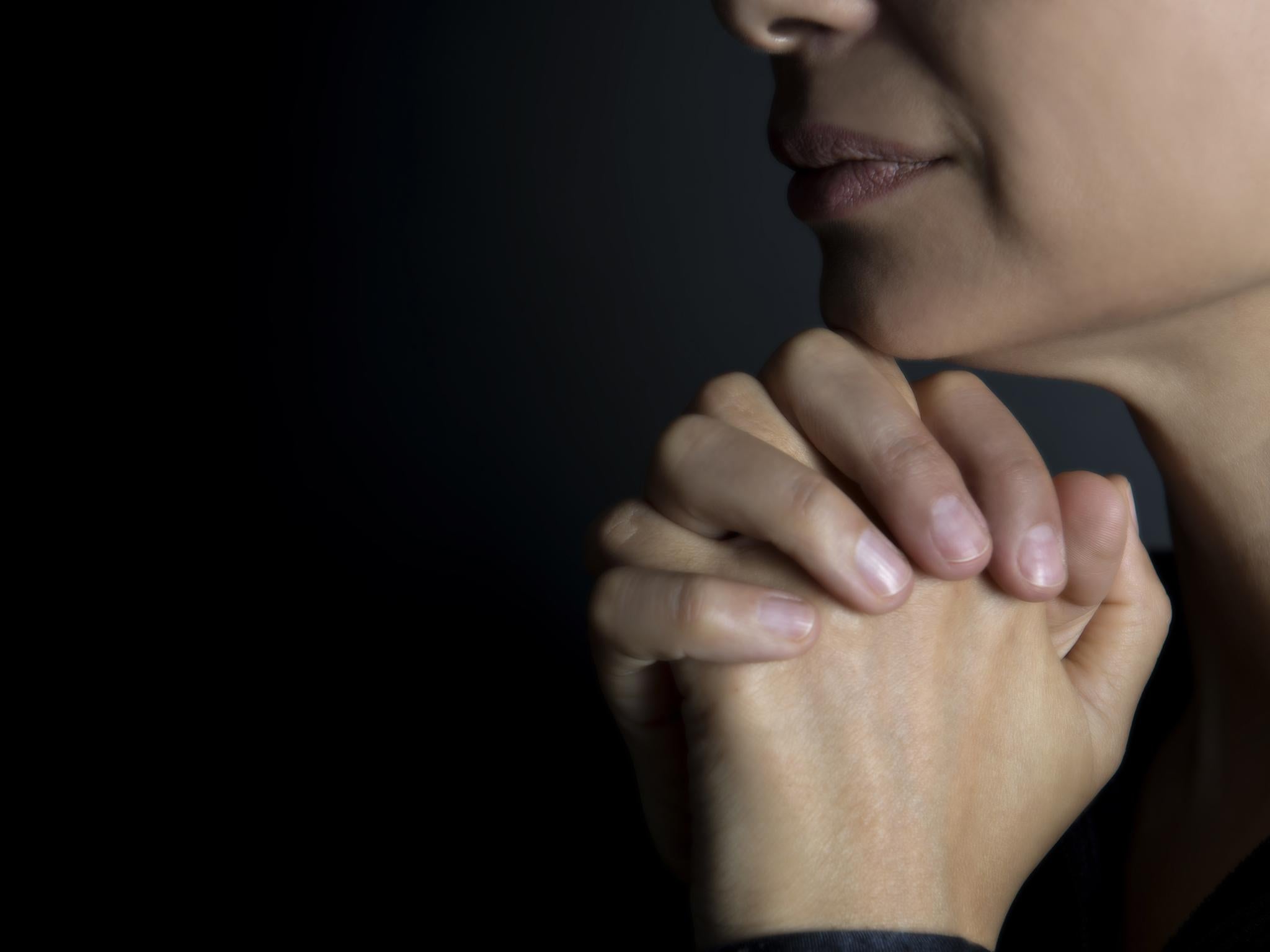 Молчание матери. Женщина молится. Женская рука. Руки молящегося. Сложенные ладони.