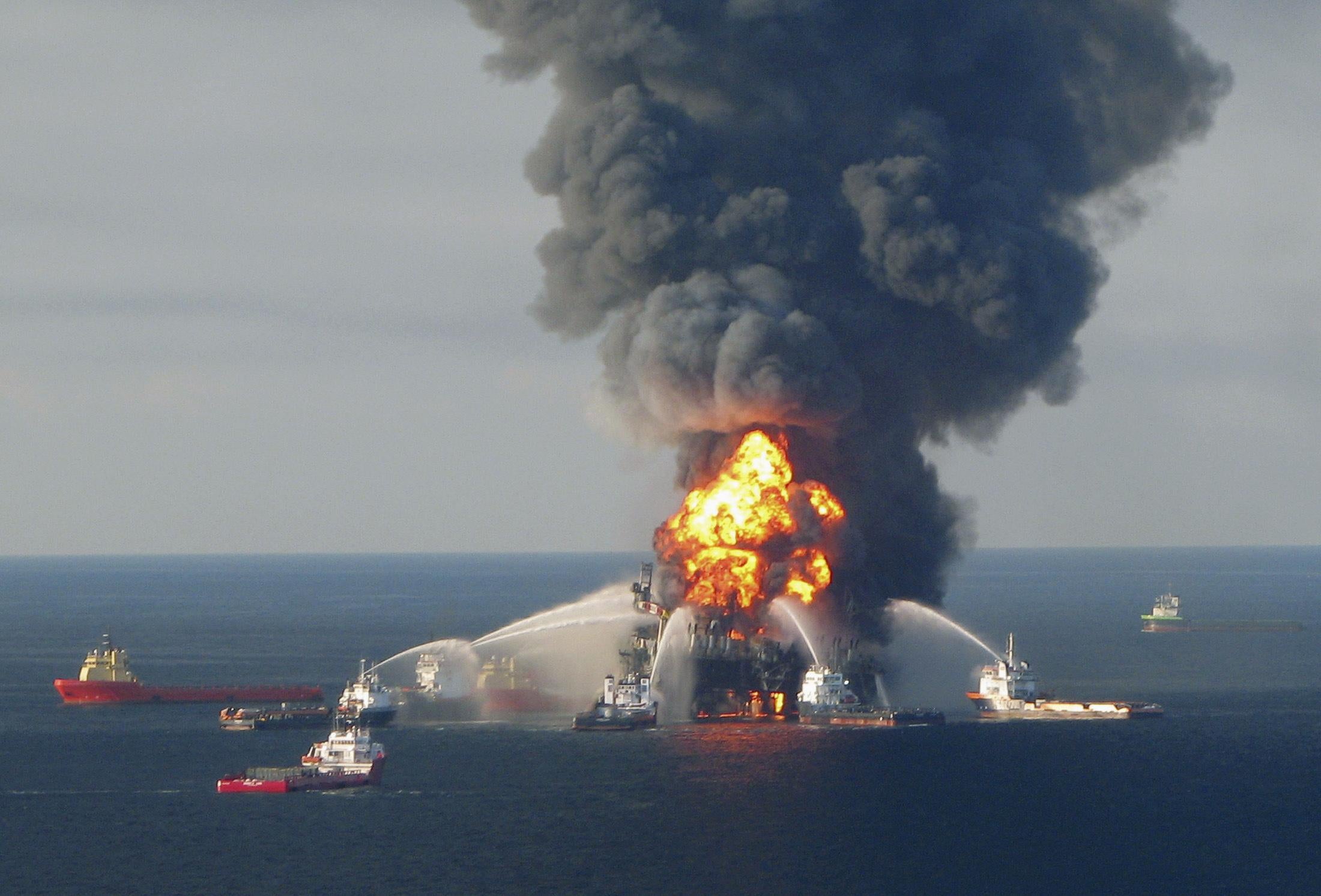30 апреля 2010. Взрыв нефтяной платформы Deepwater Horizon. Взрыв нефтяной платформы Horizon Oil (20 апреля 2010 года). Взрыв на нефтяной платформе в мексиканском заливе 2010. Deepwater Horizon разлив нефти.