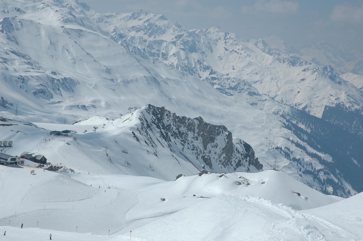 Police have restricted access in and out of St Anton following heavy snowfall