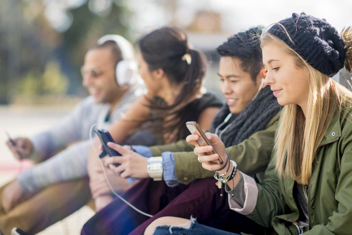 Teenagers can study in the. Общение молодежи. Современная молодежь. Живое общение подростков. Подросток.