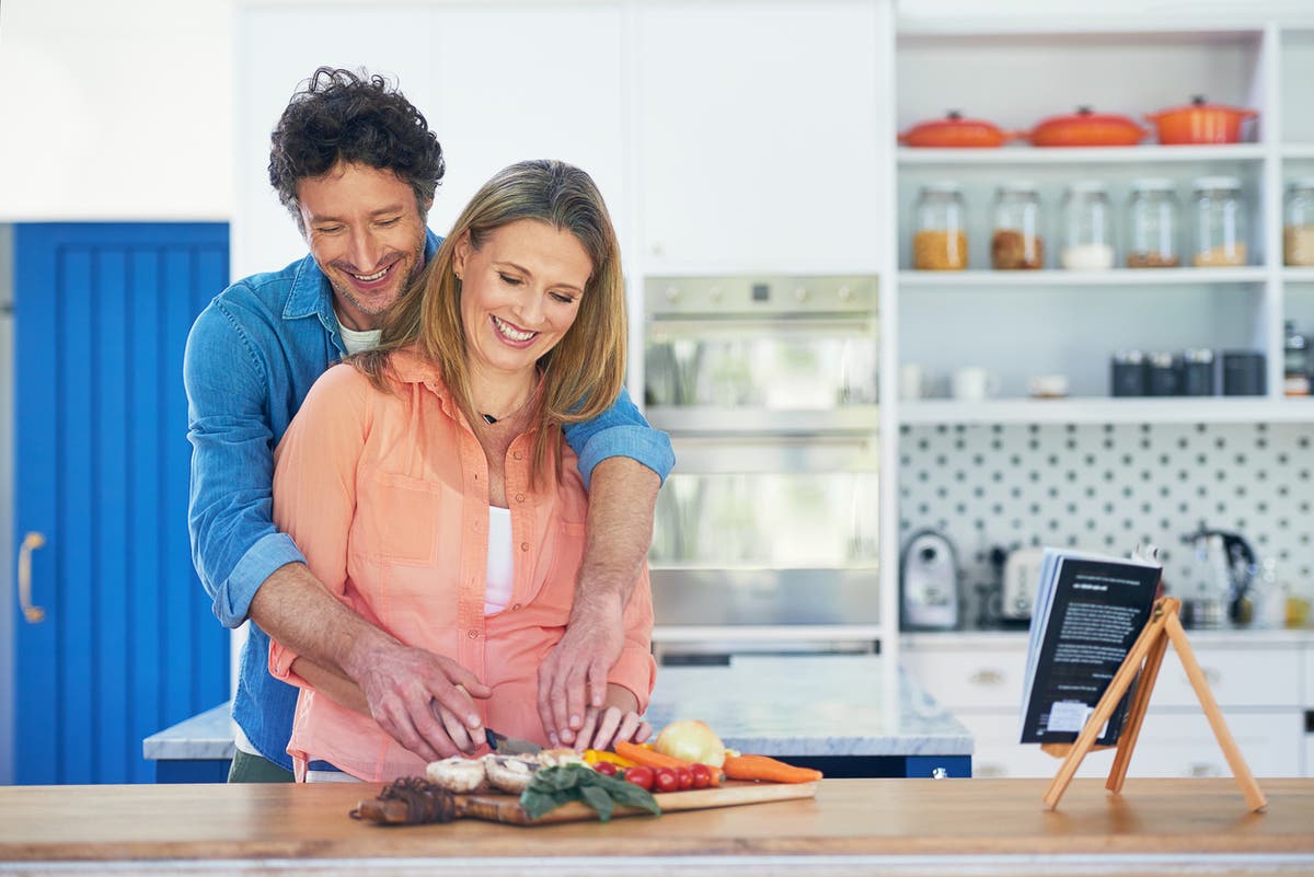 Helping the wife. Wife Cooking. Зрелая пара в супермаркете. Cook wife.