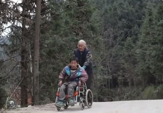 Shi Yuying walks 15 miles a day to take her grandson to school