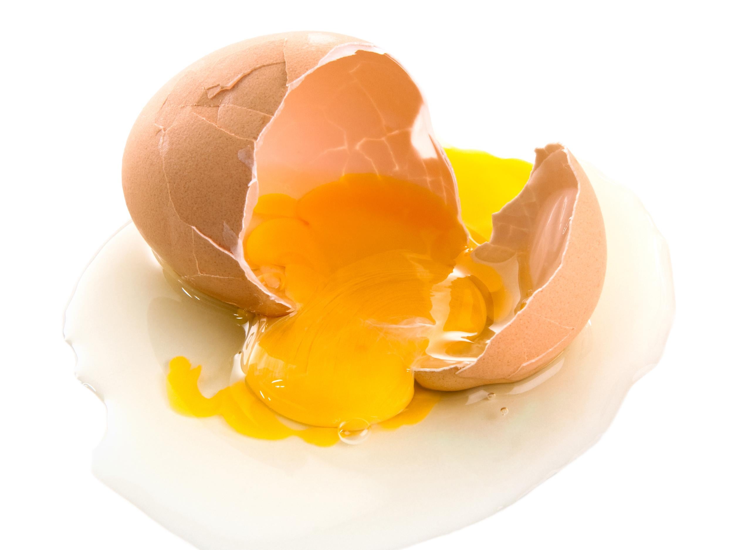 К чему снятся сырые яйца разбивать. Разбитое яйцо. Ъhfp,BNJT ZQWKJ. Разбитое куриное яйцо. Разбитое яйцо на белом фоне.