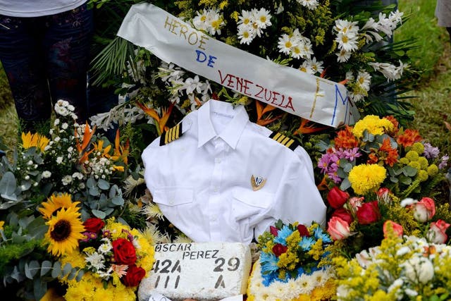 Pérez’s body was buried by the government early in the morning on 21 January against his family’s will. The grave, in a Caracas cemetery, was marked with a brick and a uniform