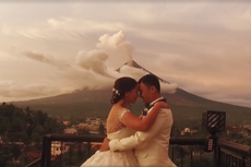 Volcano erupts in background of stunning wedding photos