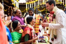 Single mum in India breaks tradition to give daughter away at wedding