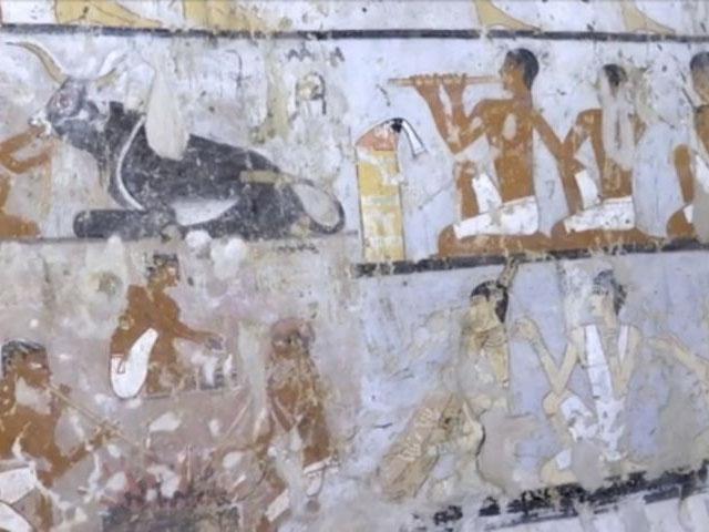 The tomb includes wall paintings depicting Hetpet observing different hunting and fishing scenes