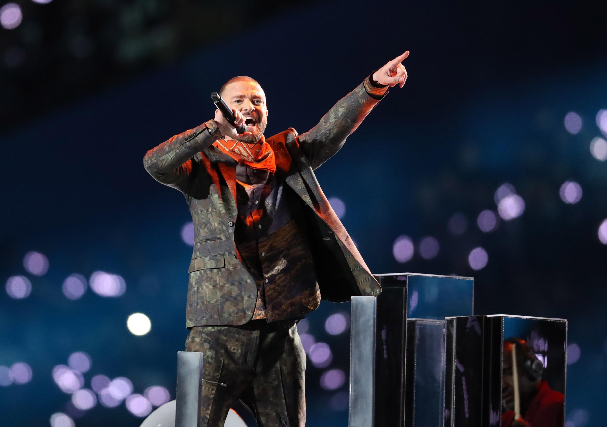 Super Bowl 2018 Justin Timberlake Rolls Out The Hits But Gives