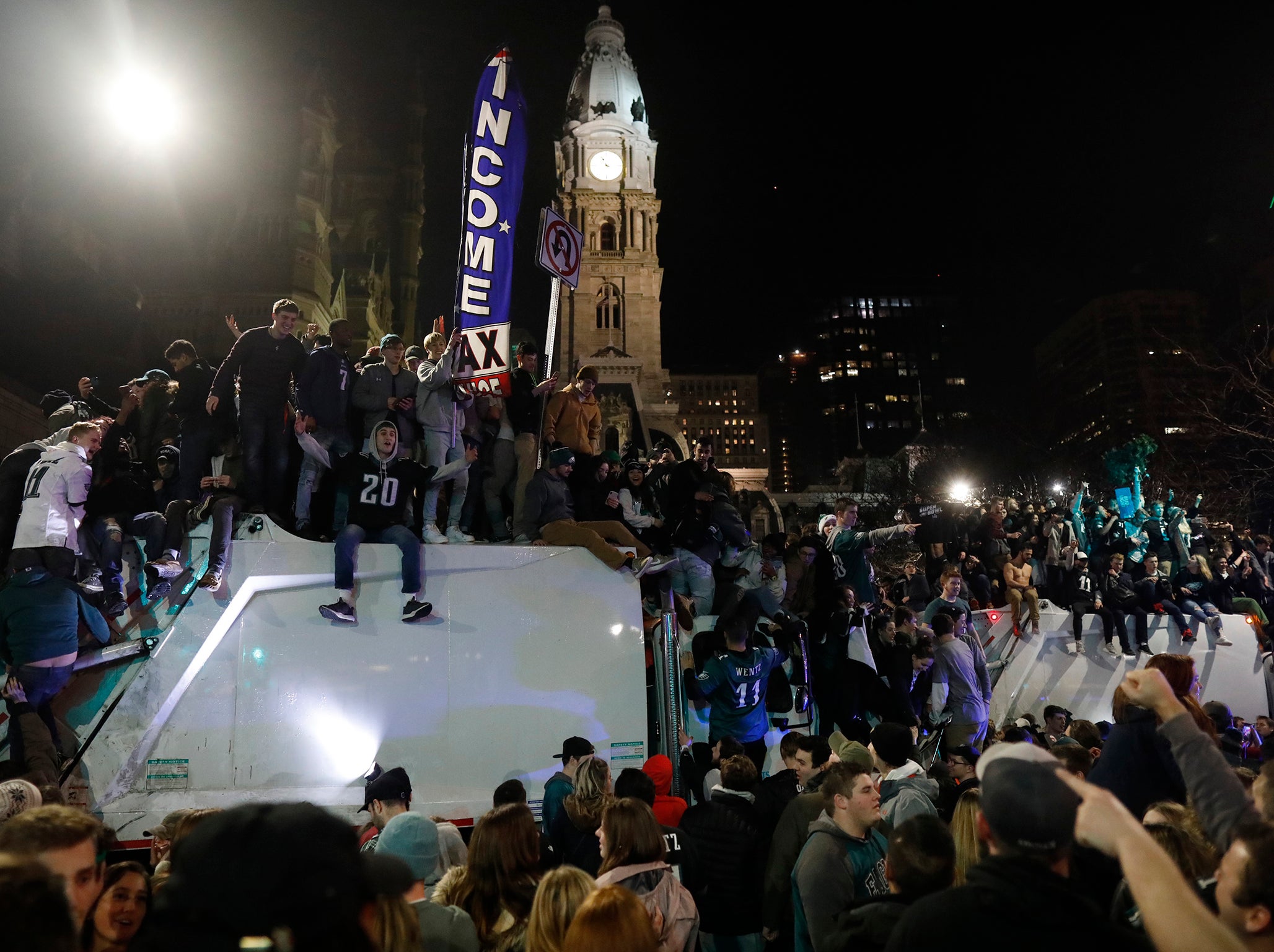 Super Bowl 2018: Rowdy Philadelphia Eagles fans run wild after 41-33 victory  over New England Patriots, The Independent