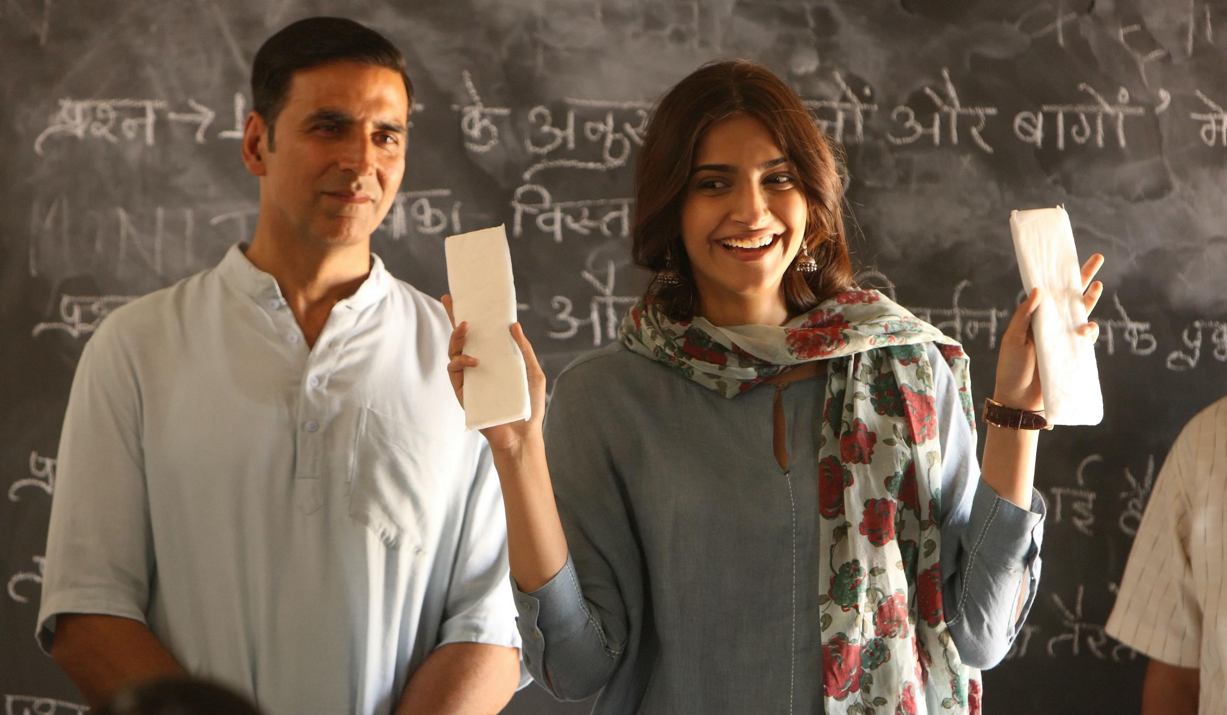 Akshay Kumar as ​sanitary-pad hero Lakshmikant Chauhan and Sonam Kapoor as his wife Rhea in ‘Pad Man’