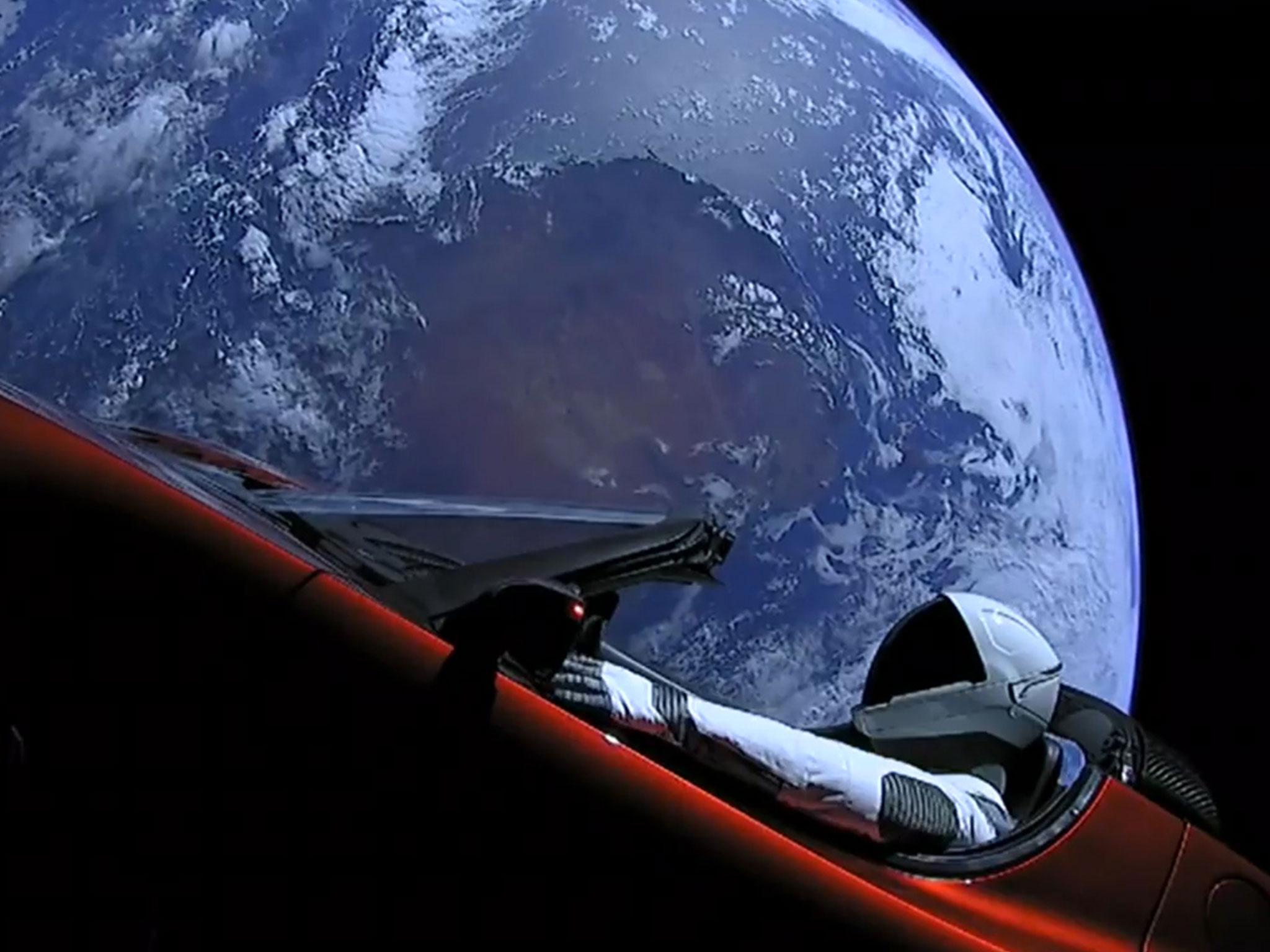 Starman waiting in the. Элон Маск Тесла в космосе. Tesla Roadster SPACEX. Тесла родстер стармэн.