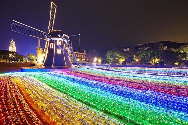 Huis Ten Bosch replicates a Dutch town in Japan