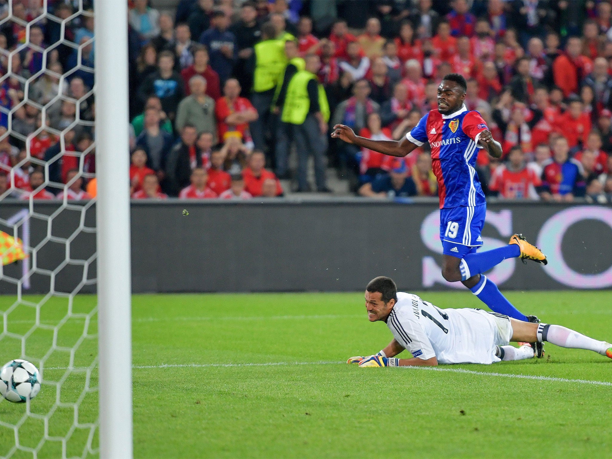 Basel overcame Benfica to qualify for the knockout stages