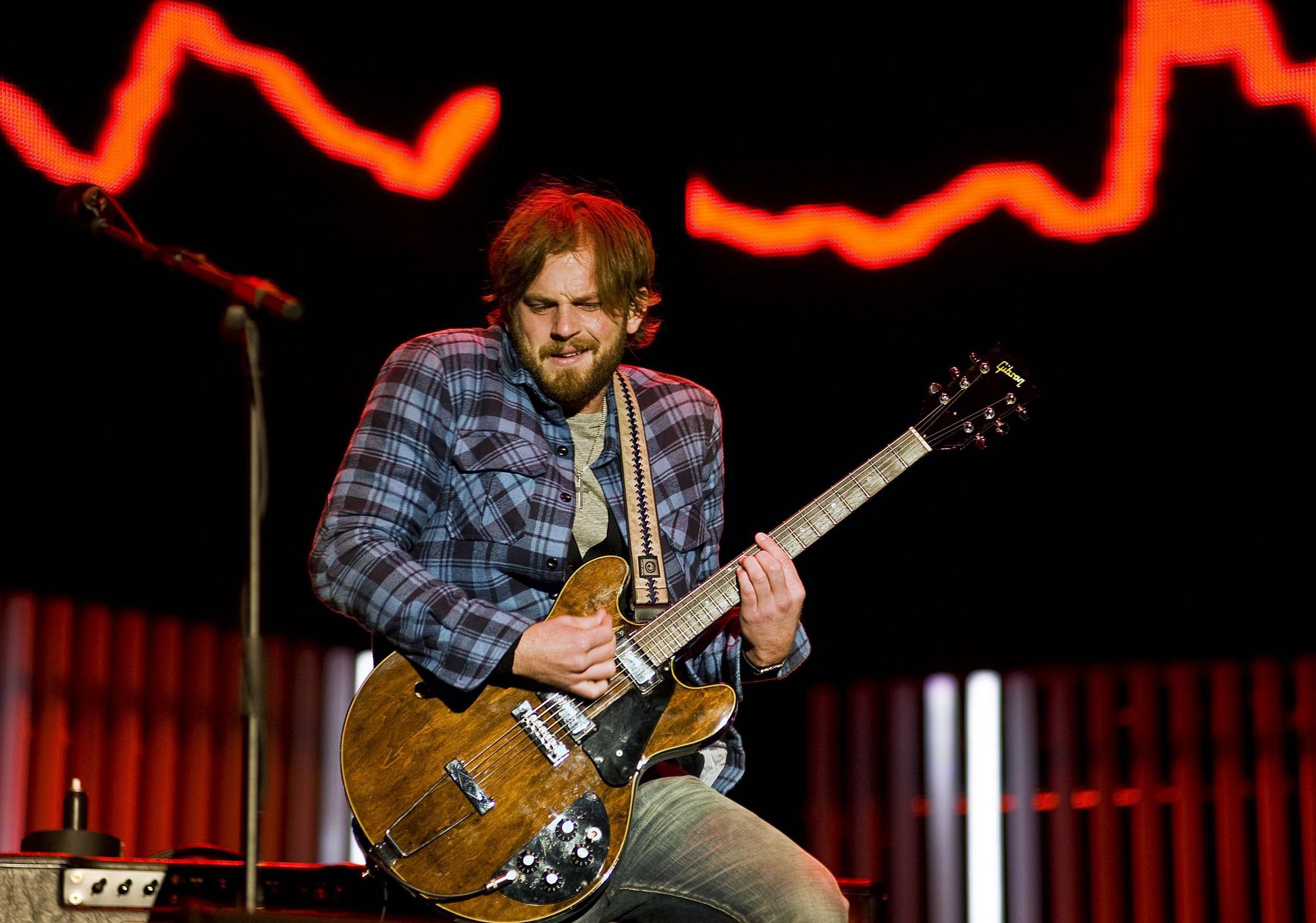 kings of leon use somebody guitar