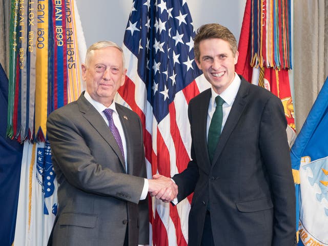 UK Defence Secretary Gavin Williamson, right, and his US counterpart Jim Mattis are at loggerheads over the future of two British Isis fighters captured in Syria