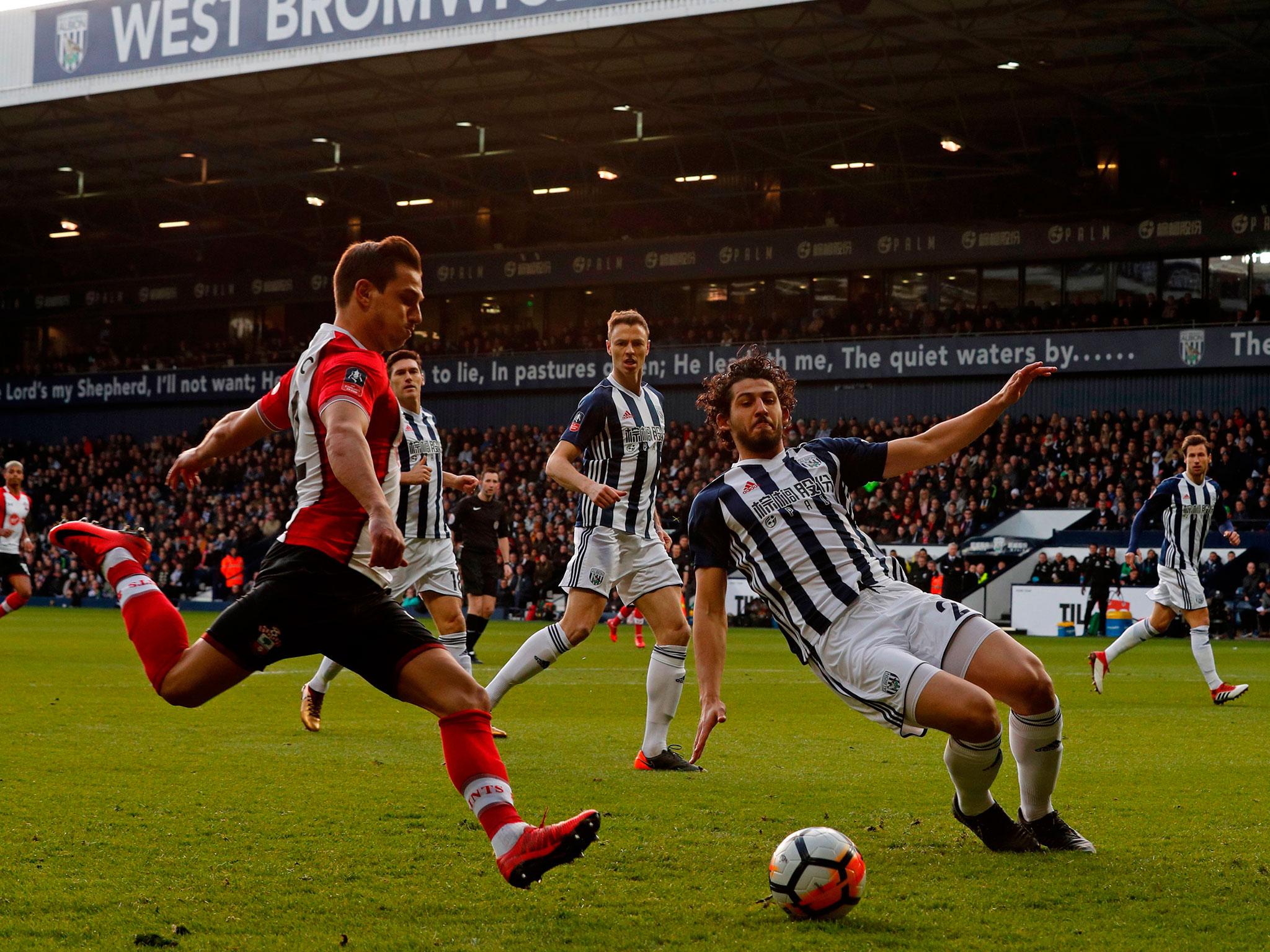 &#13;
Ahmed Hegazy attempts to block from Cedric Soares &#13;