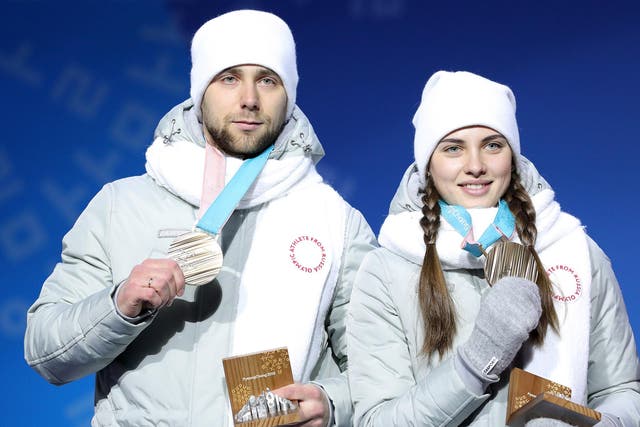 Aleksandr Krushelnitckii and his wife Anastasia Bryzgalova collect their bronze medals