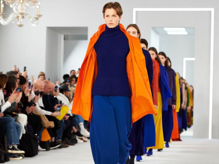Jasper Conran presented tonal outfits in navy blue, green, orange and Pantone’s Colour of the Year: Ultraviolet