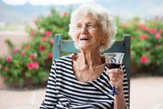 Drinking small amounts of alcohol may help you live to over 90