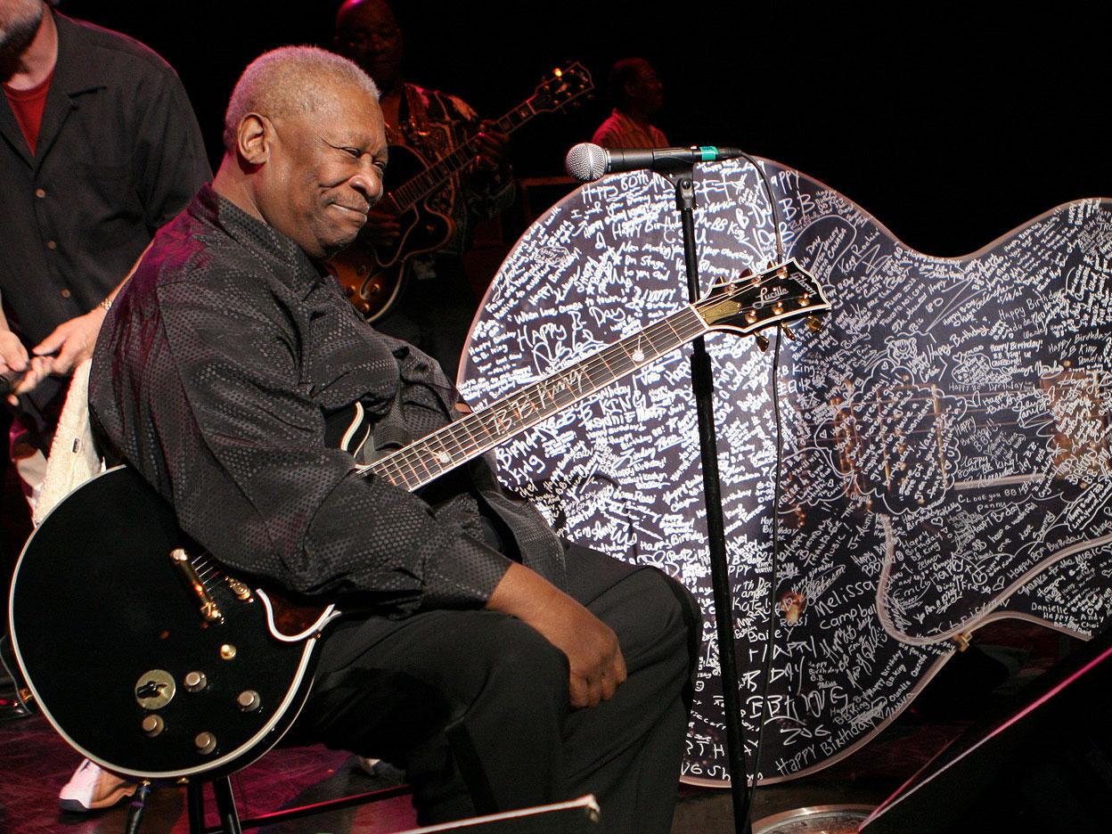 BB King celebrating his birthday with a Gibson guitar in 2005