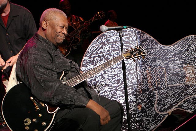 BB King celebrating his birthday with a Gibson guitar in 2005