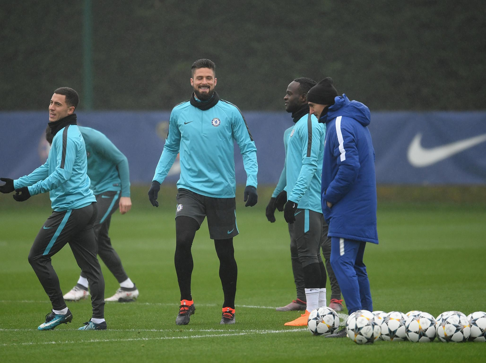 
Chelsea players in training before playing Barcelona 