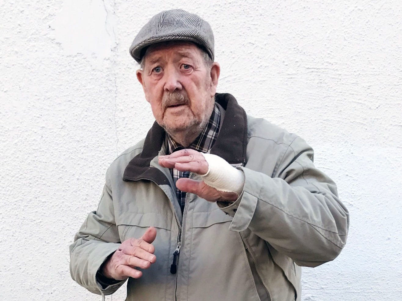 Five robbers armed with knife attack young woman, then 88-year-old former commando arrives