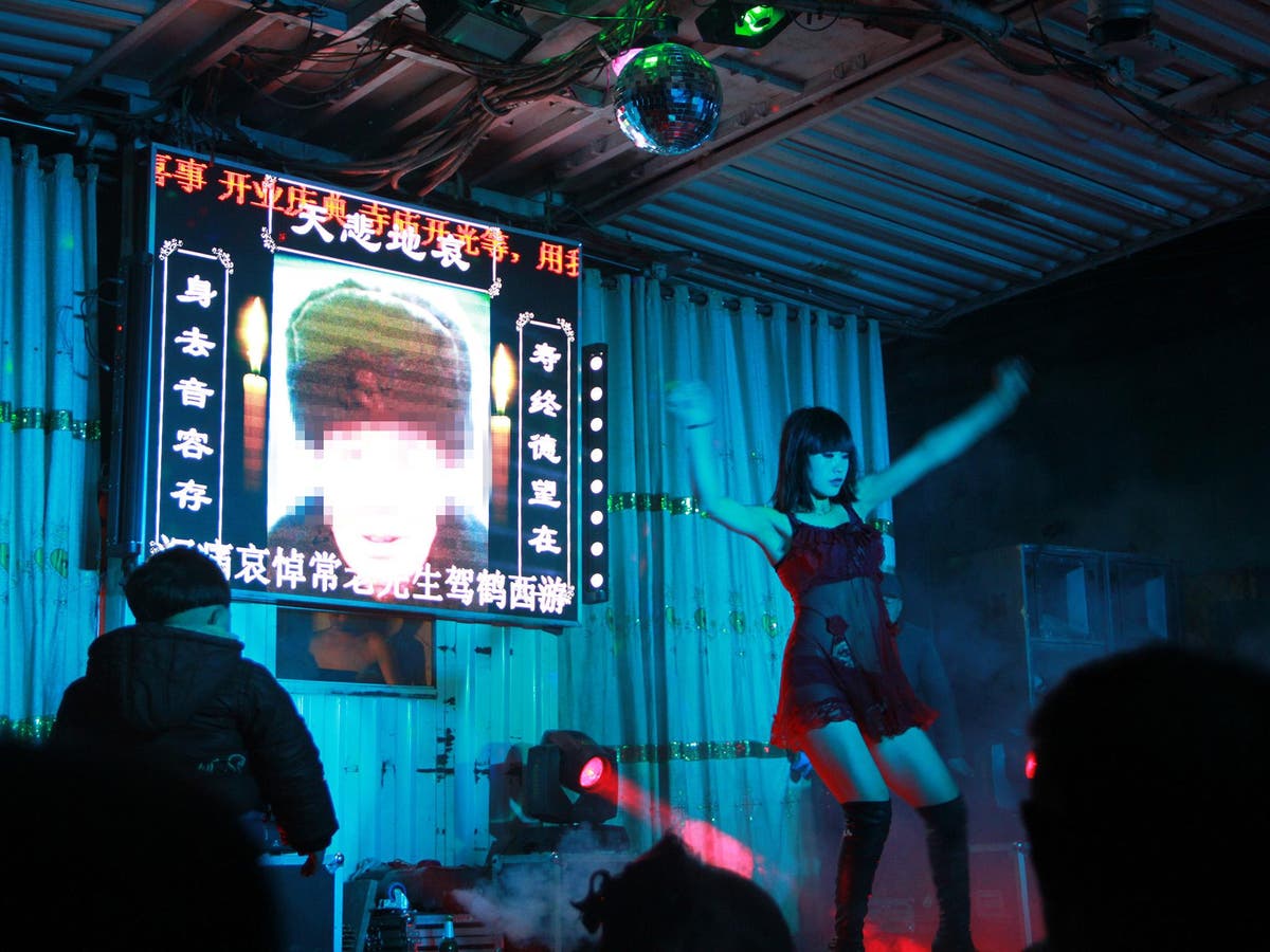 China vows to crack down on funeral strippers
