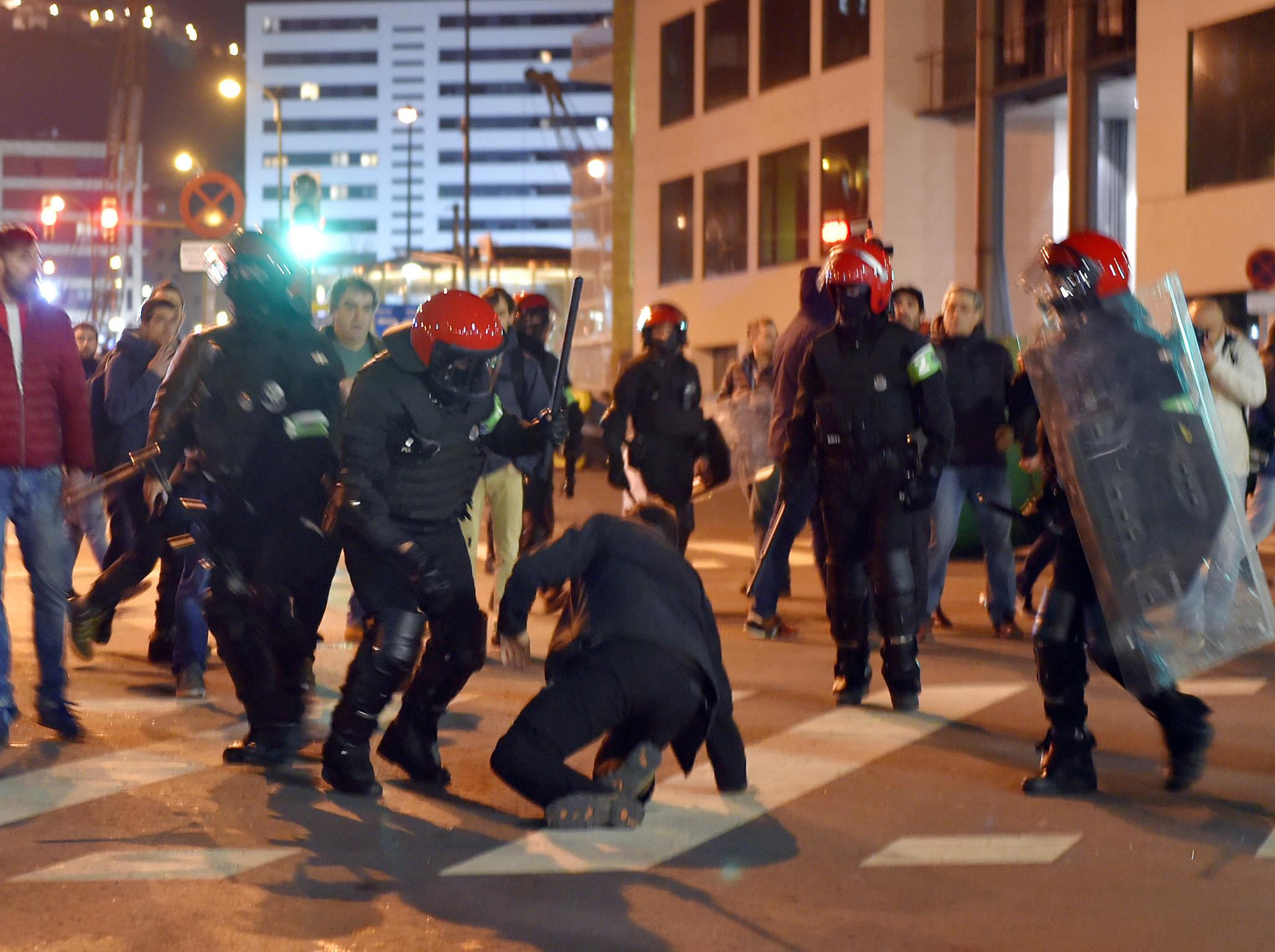 Spanish police officer dies in clashes with Spartak Moscow fans before Europa League match against Athletic Bilbao