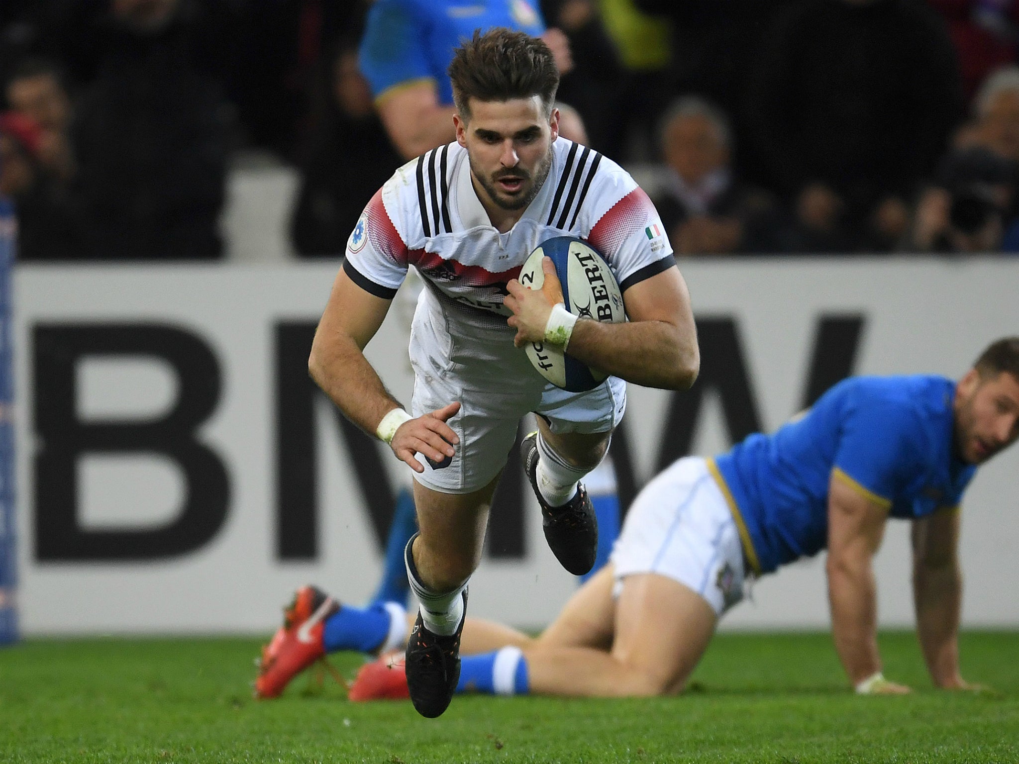 Hugo Bonneval dives over to score try for France