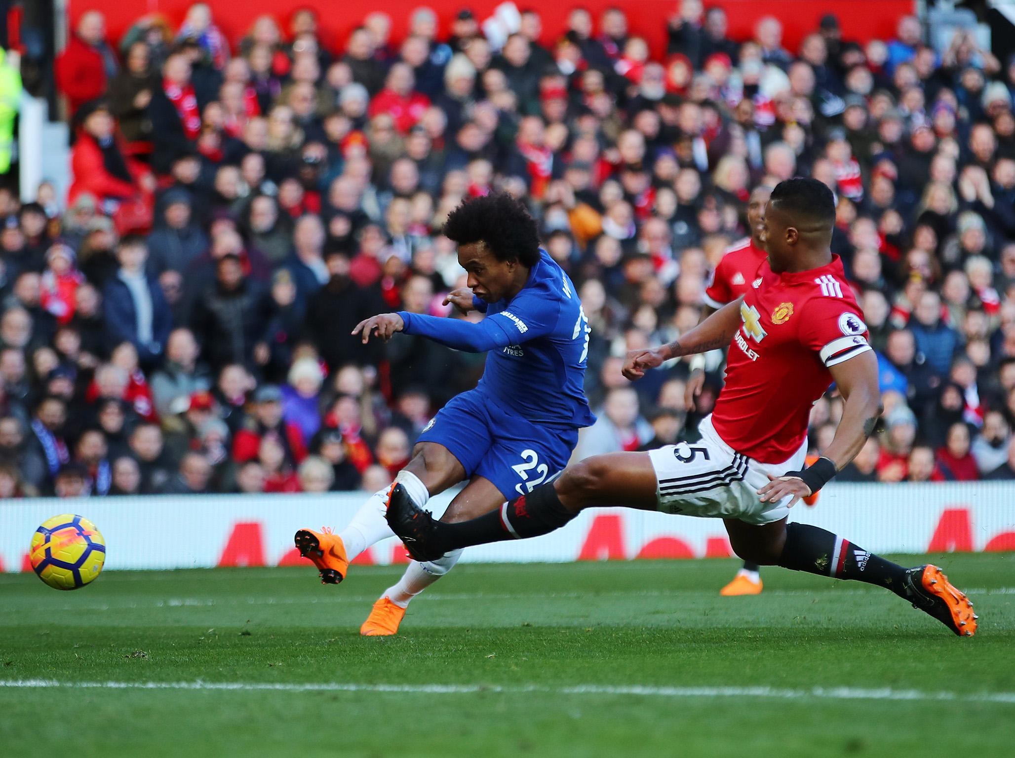 Willian slams a shot through David de Gea