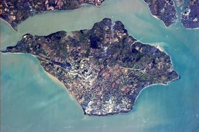 The world's population could indeed fit on the Isle of Wight in the 1940s... but not now